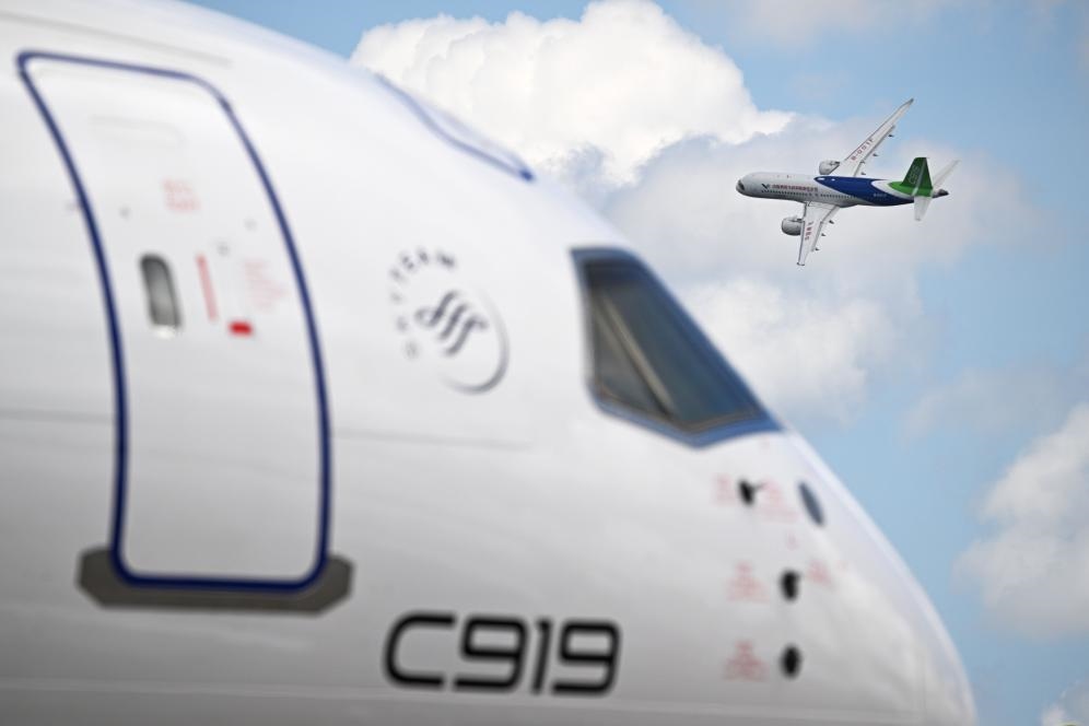 一架中國商飛公司C919客機(jī)在新加坡航展上做飛行表演（2024年2月20日攝）。新華社發(fā)（鄧智煒攝）