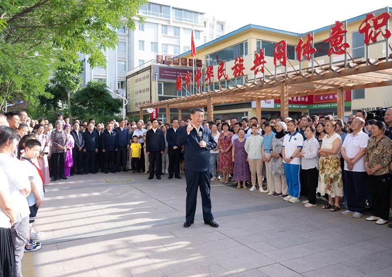 2024年6月19日，習(xí)近平總書記在寧夏銀川市金鳳區(qū)長(zhǎng)城花園社區(qū)考察時(shí)，同社區(qū)居民親切交流。