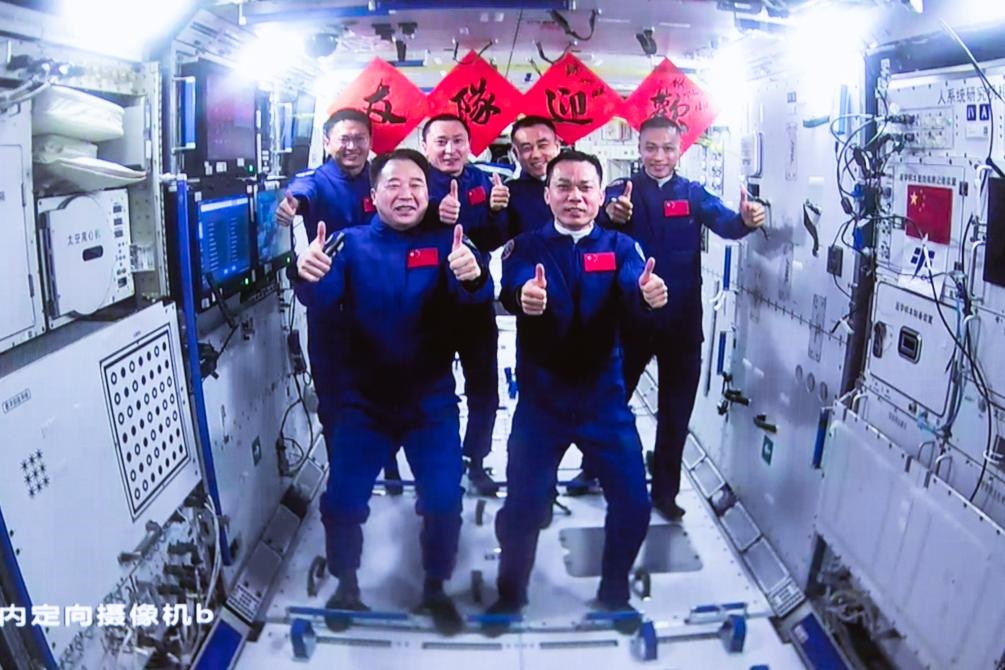 這是在北京航天飛行控制中心拍攝的神舟十六號航天員乘組與神舟十七號航天員乘組“全家?！保?023年10月26日攝）。新華社發(fā)（韓啟揚(yáng) 攝）