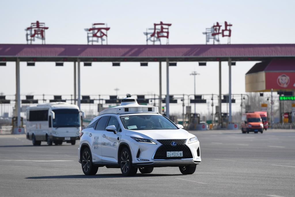 一輛自動駕駛車行駛在北京大興國際機(jī)場到亦莊的自動駕駛線路上（2024年3月1日攝）。新華社記者 鞠煥宗 攝