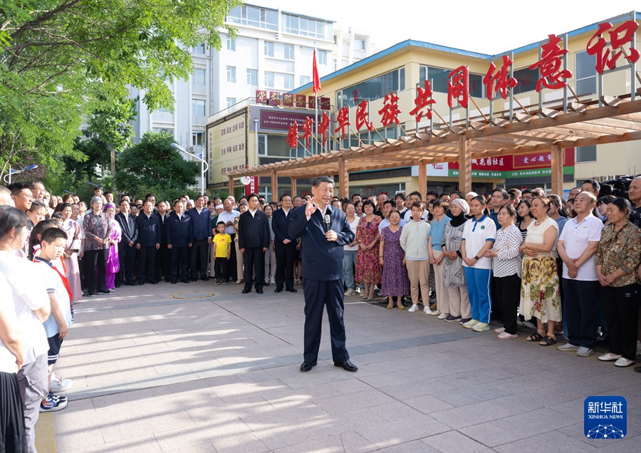6月19日下午，習(xí)近平總書(shū)記在銀川市金鳳區(qū)長(zhǎng)城花園社區(qū)考察時(shí)，同社區(qū)居民親切交流。