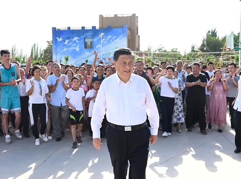 2022年7月14日，習(xí)近平總書記在新疆吐魯番市高昌區(qū)亞爾鎮(zhèn)新城片區(qū)新城西門村考察時(shí)，同各族群眾在一起。