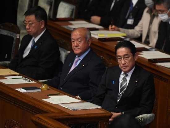 ??2023年12月13日，日本首相岸田文雄（右）參加國會閉會式。新華社記者馮武勇攝