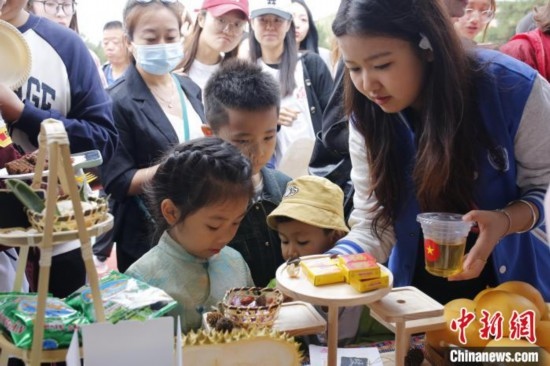 6月23日，越南留學(xué)生在國際文化節(jié)現(xiàn)場為小朋友制作美食。