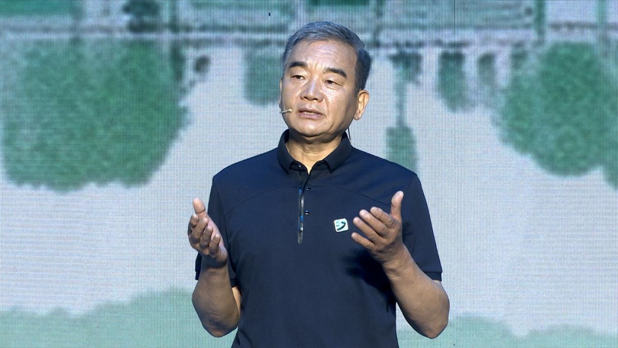 中國博物館協(xié)會理事長劉曙光現(xiàn)場講述。