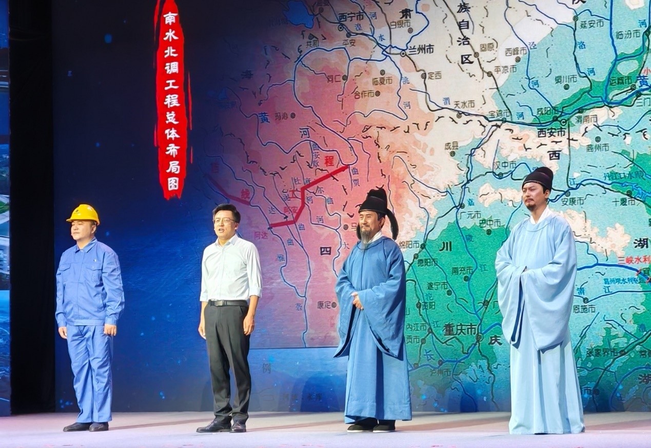 演員張志堅（右二）、演員侯京?。ㄓ乙唬?、北京郭守敬紀念館執(zhí)行館長張鵬（左二）和江蘇省江都水利工程管理處第二抽水站管理所副所長郭凱（左一）同臺演繹。