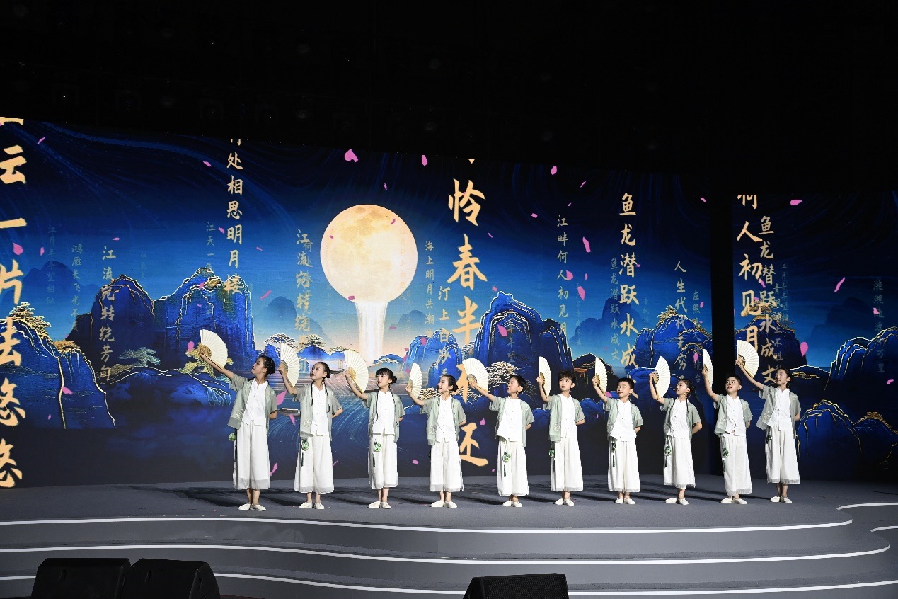揚州市邗江區(qū)實驗學校蔣王小學學生吟誦《春江花月夜》。