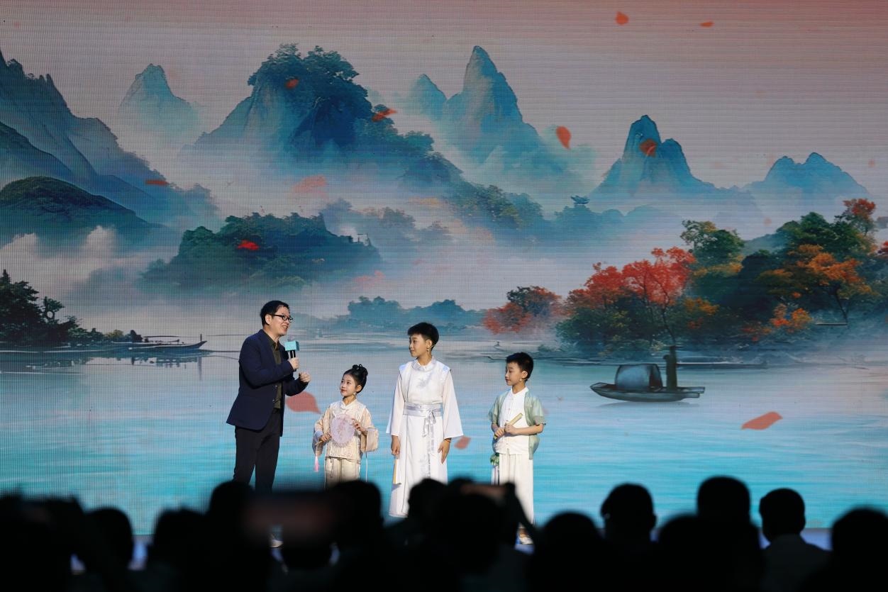 南京師范大學教授酈波（左一）與2024中國詩詞大會選手張可兒（左二）、姜敬曦（右二），揚州市邗江區(qū)實驗學校蔣王小學學生陸俊屹（右一）趣談大運河詩詞文化。