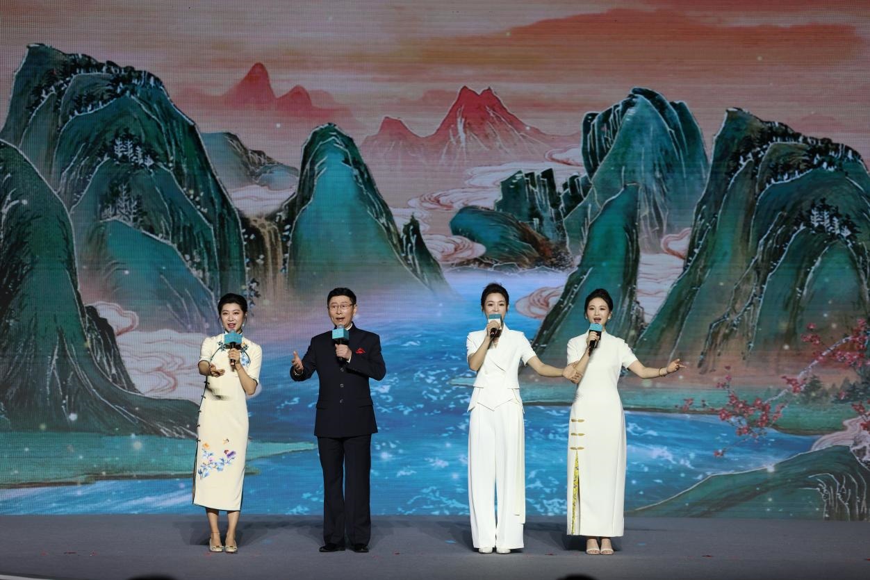 國家一級演員、京劇表演藝術(shù)家王平（左二），國家一級演員、南京藝術(shù)學院教授單雯（左一），浙江小百花越劇團青年演員陳麗君（右二）、何青青（右一）同臺唱響千年運河情。