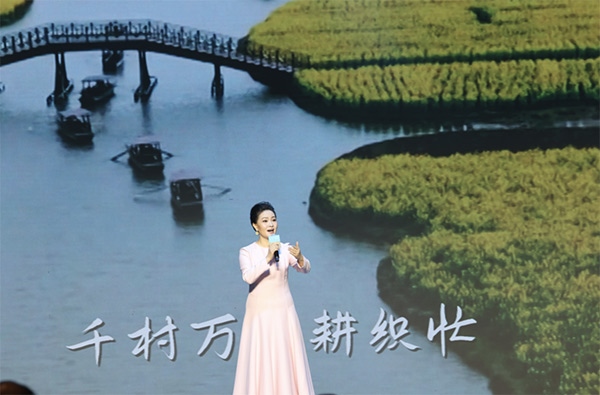 歌唱家、中國音樂學院教授雷佳現(xiàn)場演唱。