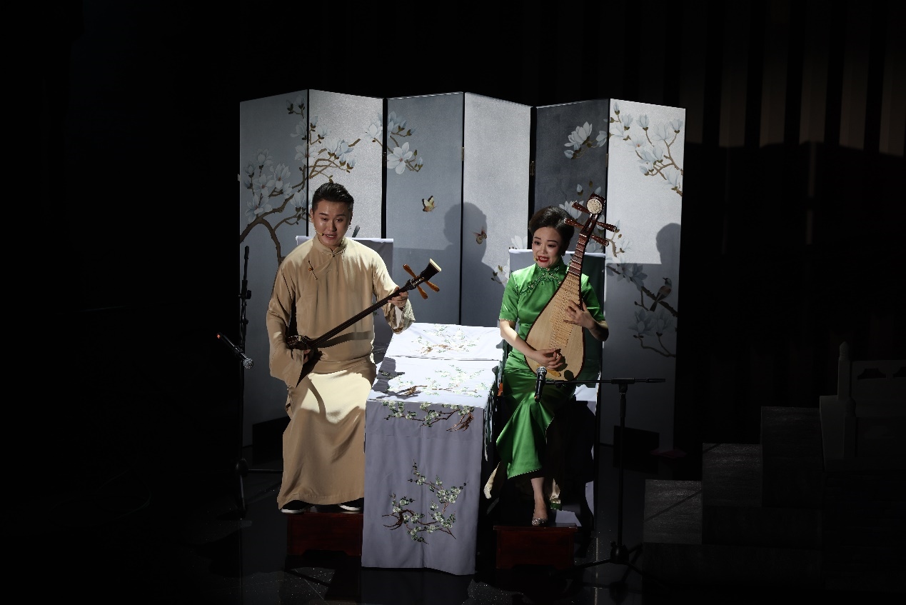 國家一級演員、揚州曲藝研究所青年演員劉芓君（右）、揚州曲藝研究所青年演員王智超（左）現(xiàn)場表演。