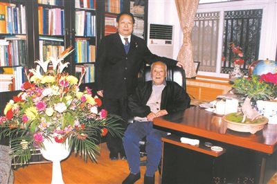 2001年2月，李德仁（左一）給導(dǎo)師王之卓拜年。