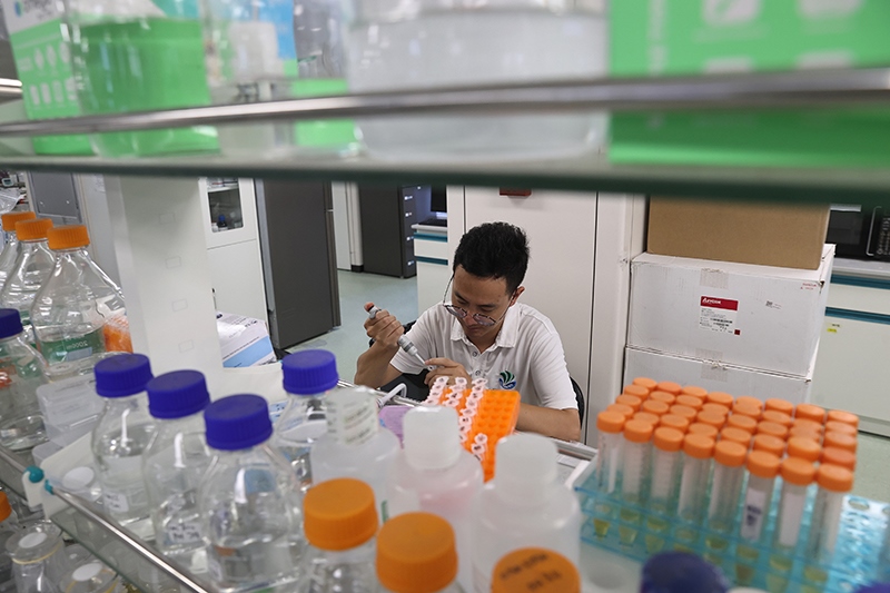 在三亞崖州灣科技城，一名青年科技工作者正在進(jìn)行科研工作。
