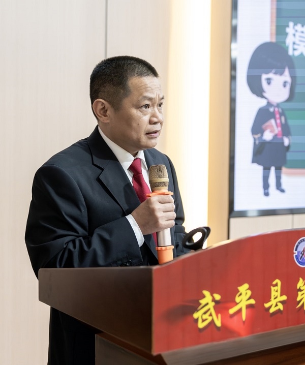 圖④：武平法院刑庭庭長候良石在模擬法庭后為學生上普法課。