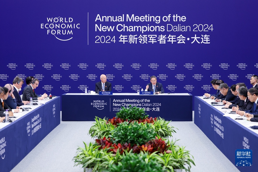 6月25日，國務院總理李強在大連出席2024年夏季達沃斯論壇外國工商界代表座談會。新華社記者 劉彬 攝