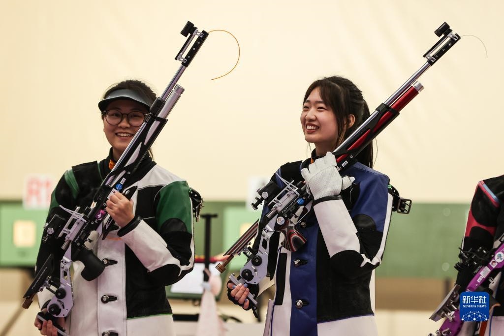 2023年9月24日，在杭州亞運(yùn)會射擊項(xiàng)目女子10米氣步槍個(gè)人決賽中，中國選手黃雨婷以252.7環(huán)的成績獲得冠軍，韓佳予獲得亞軍，印度選手拉米塔獲得季軍。圖為黃雨婷（右）、韓佳予在比賽后。新華社記者 單宇琦 攝