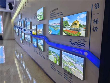 長江水跨越13級“階梯”一路北上。人民網(wǎng)記者 黃鈺攝