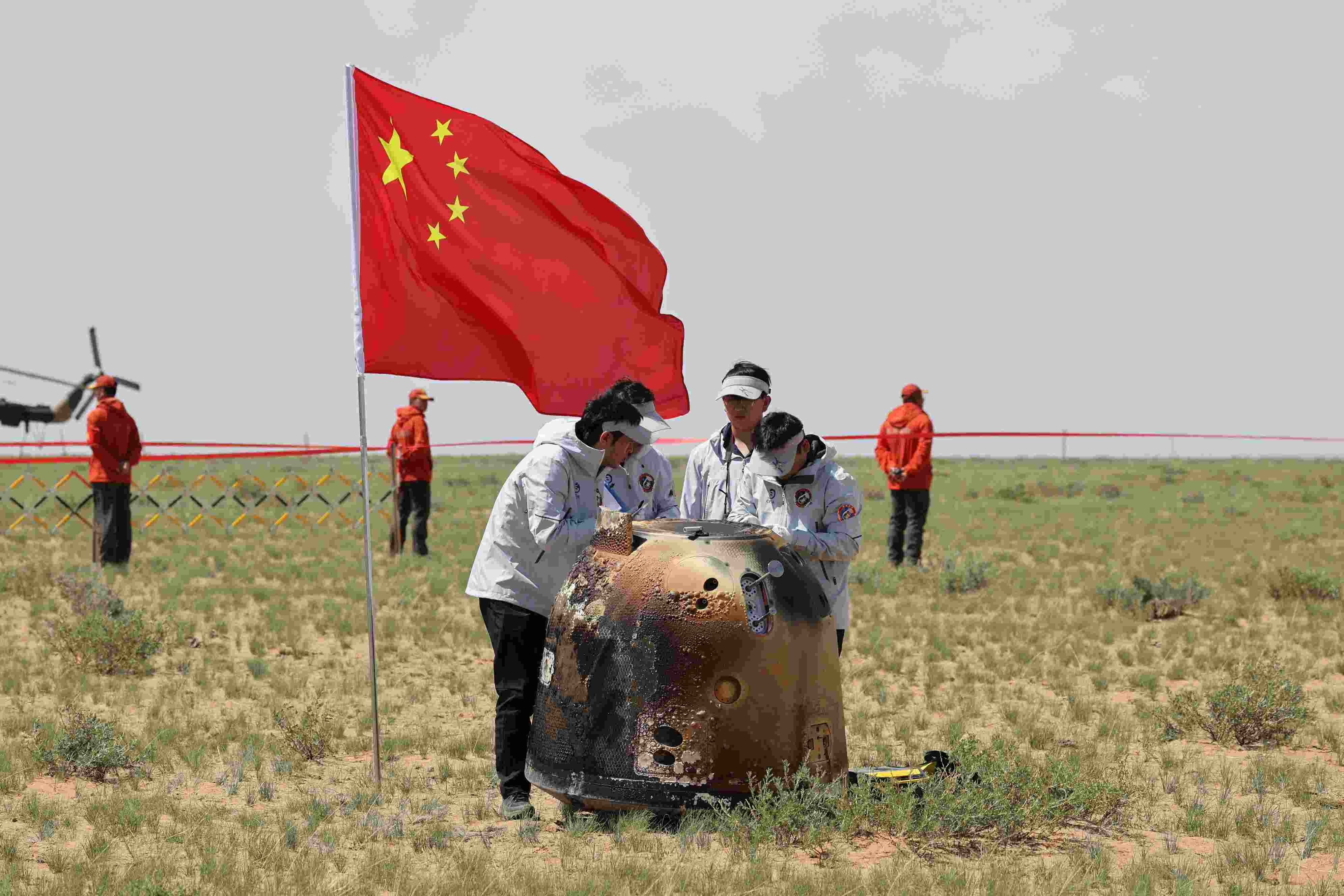 2024年6月25日拍攝的嫦娥六號返回器回收現(xiàn)場。