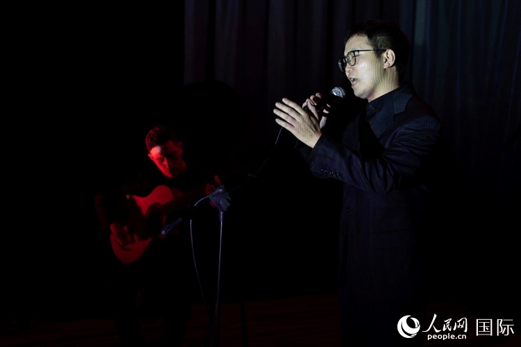 歌曲表演。馬丁·薩巴拉攝
