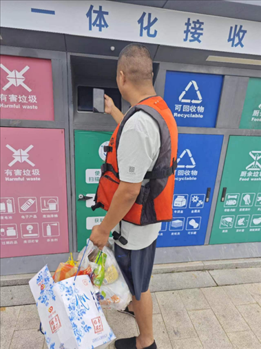 張琪在水上服務(wù)區(qū)處理生活垃圾。人民網(wǎng)記者 黃鈺攝