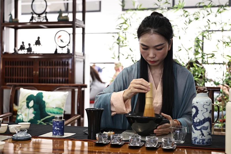 茶藝師現(xiàn)場展示宋式點茶。拉巴特中國文化中心供圖