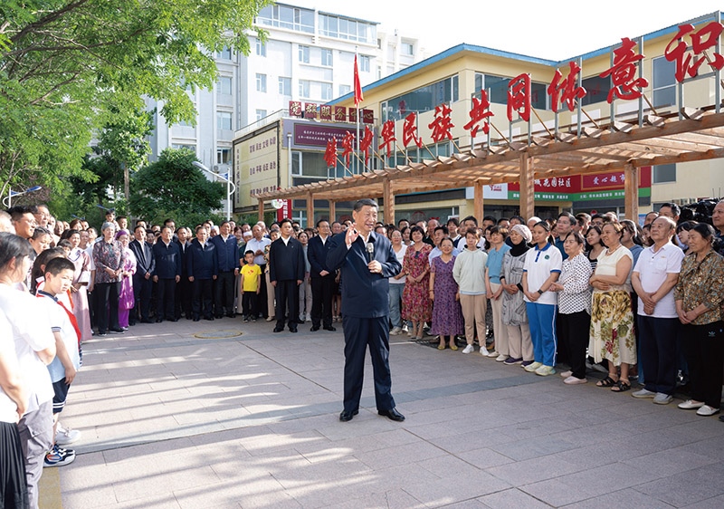 2024年6月19日至20日，中共中央總書記、國家主席、中央軍委主席習近平在寧夏考察。這是19日下午，習近平在銀川市金鳳區(qū)長城花園社區(qū)考察時，同社區(qū)居民親切交流。 新華社記者 謝環(huán)馳/攝