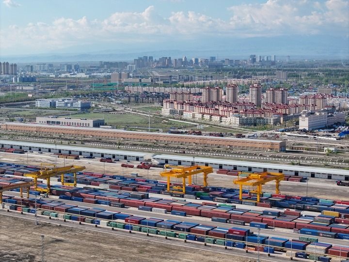這是2024年4月18日拍攝的霍爾果斯鐵路口岸換裝場（無人機(jī)照片）。新華社記者 趙戈 攝