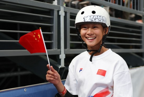 5月16日，巴黎奧運(yùn)會(huì)資格系列賽上海站滑板女子碗池預(yù)賽在上海舉行。圖為鄭好好在比賽后慶祝，她在預(yù)賽中最佳成績(jī)?yōu)?1.73分。新華社記者 王楷焱 攝