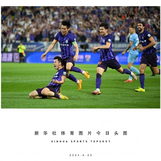  6月29日，天津津門虎隊球員劉俊賢（左一）在比賽中進球后慶祝。新華社記者 孫凡越 攝
