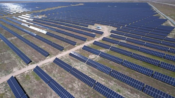 這是2023年5月4日在哈薩克斯坦阿拉木圖州拍攝的卡普恰蓋100兆瓦光伏電站的太陽能電池板（無人機(jī)照片）。新華社發(fā)（奧斯帕諾夫攝）