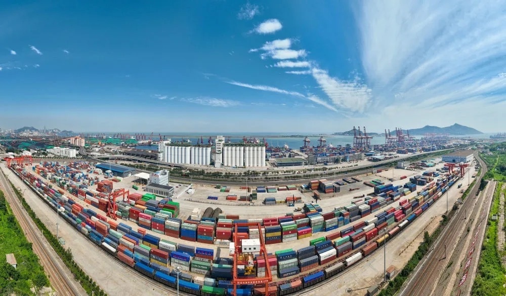 中哈連云港物流合作基地及集裝箱碼頭。（圖源：新華社）