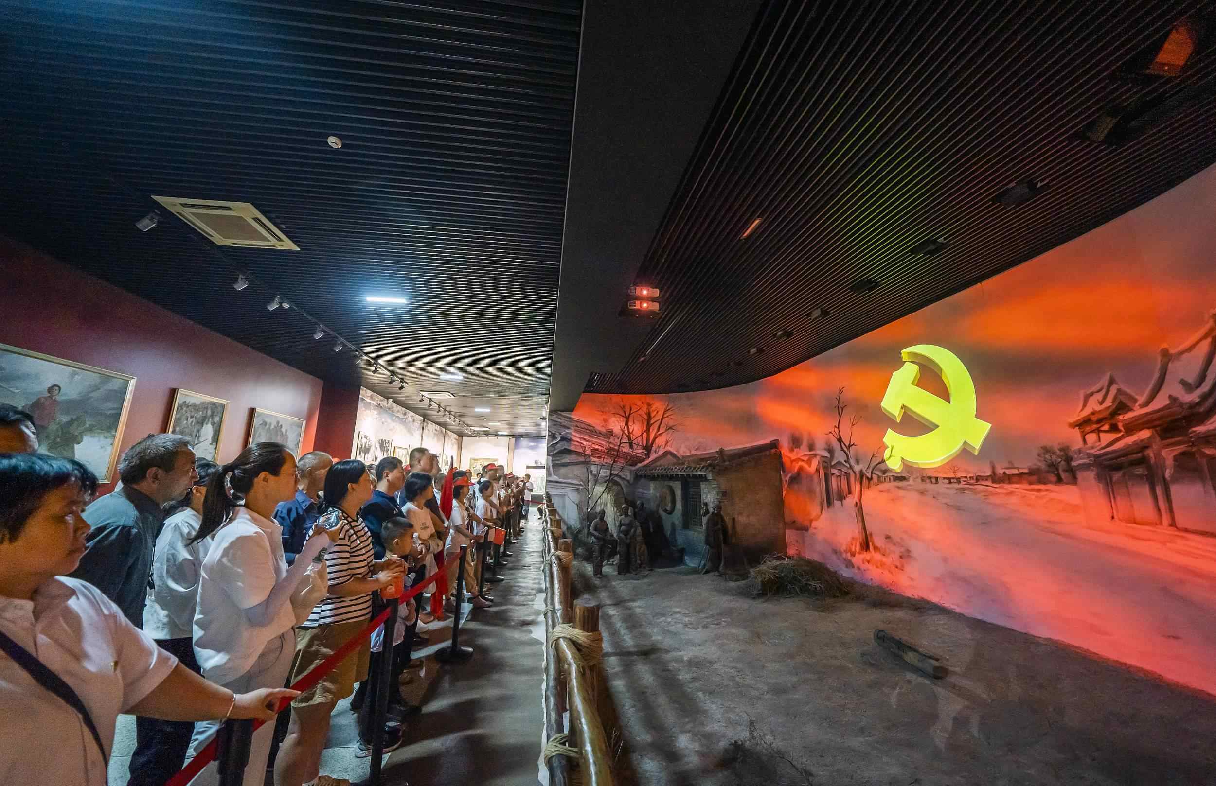 山西呂梁，游客正在文水縣劉胡蘭紀(jì)念館參觀。（圖片來源：視覺中國）