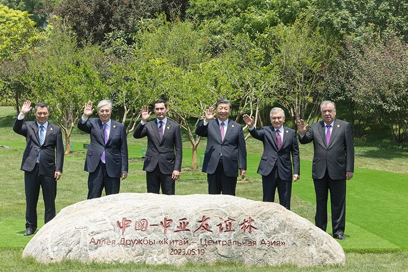 2023年5月19日，首屆中國—中亞峰會結(jié)束后，習(xí)近平主席和中亞五國元首共同種下6棵石榴樹，象征中國同中亞緊密團(tuán)結(jié)合作。新華社記者 劉彬 攝