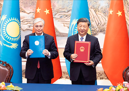 2023年5月17日下午，國家主席習(xí)近平在西安同來華出席中國—中亞峰會并進行國事訪問的哈薩克斯坦總統(tǒng)托卡耶夫會談。會談后，兩國元首簽署了《中華人民共和國和哈薩克斯坦共和國聯(lián)合聲明》，共同見證簽署經(jīng)貿(mào)、能源、交通、農(nóng)業(yè)、互聯(lián)互通、人文、地方等領(lǐng)域多項雙邊合作文件。新華社記者 黃敬文 攝
