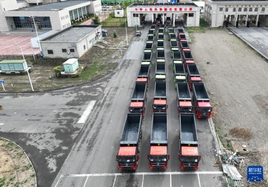 7月2日，車輛在巴克圖口岸辦理通關(guān)手續(xù)（無人機照片）。新華社發(fā)（馬丁 攝）