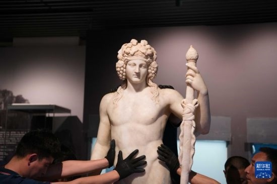 7月2日，工作人員將開箱后的古希臘文物放置在展臺上。新華社記者 張端 攝