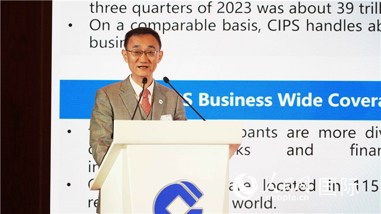 跨境銀行間支付清算有限責(zé)任公司總裁許再越發(fā)言。 人民網(wǎng) 張茜 攝