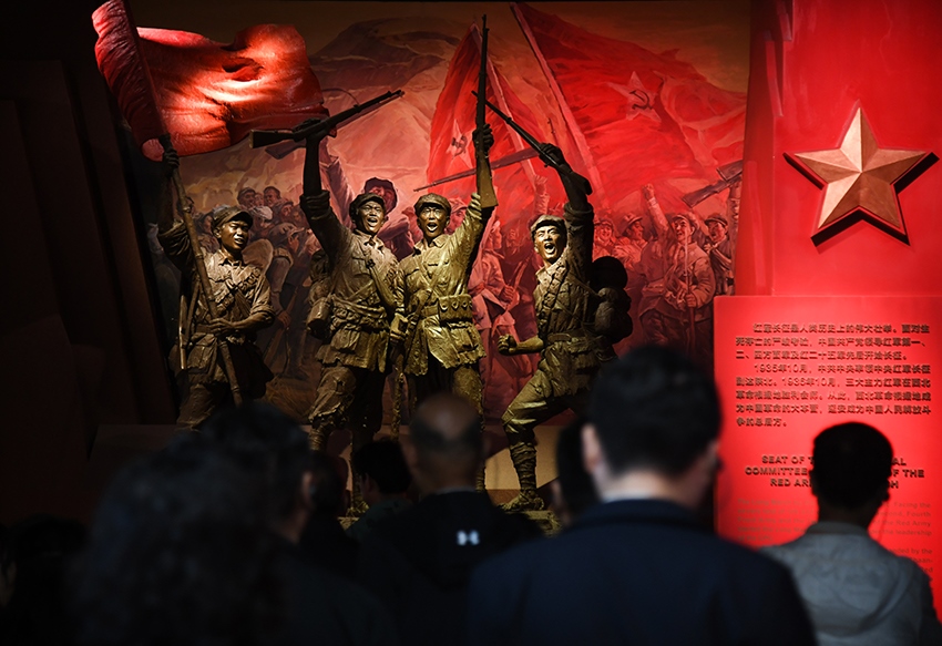 圖為2024年5月9日，游客在延安革命紀(jì)念館參觀。 新華社記者 張博文 攝
