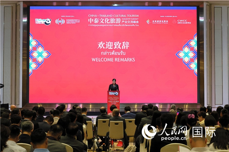泰國(guó)文化部副部長(zhǎng)普洛伊·塔尼庫(kù)發(fā)表演講。
