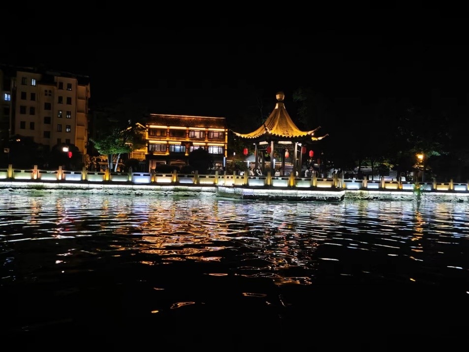 里運(yùn)河文化長(zhǎng)廊夜景。人民網(wǎng)記者 黃鈺攝