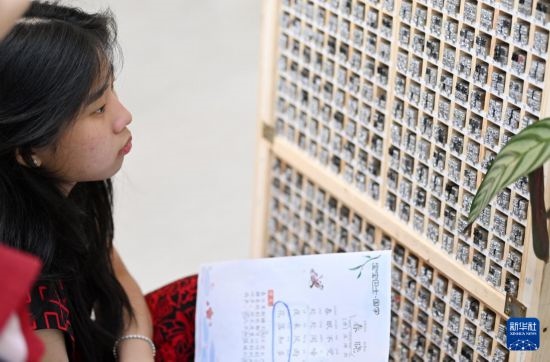7月3日，外國學(xué)生在了解中國的活字印刷。新華社記者 李然 攝