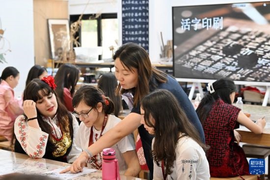 7月3日，外國學(xué)生在了解中國文化。新華社記者 李然 攝