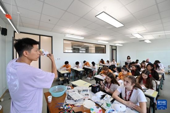 7月3日，外國學(xué)生在學(xué)習(xí)繪制京劇臉譜。新華社記者 李然 攝