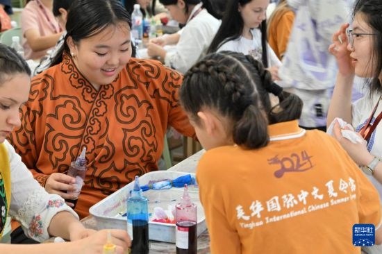 7月3日，外國學(xué)生在了解中國的染布技術(shù)。新華社記者 李然 攝