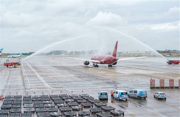 圖為布魯塞爾-上海返程航班出發(fā)前，布魯塞爾機場方面為返程航班舉行水門儀式。吉祥航空供圖