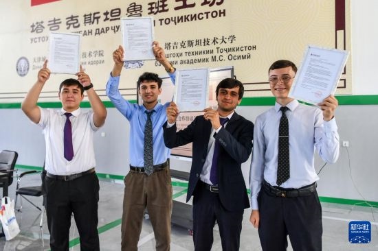 7月3日，在塔吉克斯坦首都杜尚別，魯班工坊赴華留學生展示錄取通知書。新華社記者 曹陽 攝