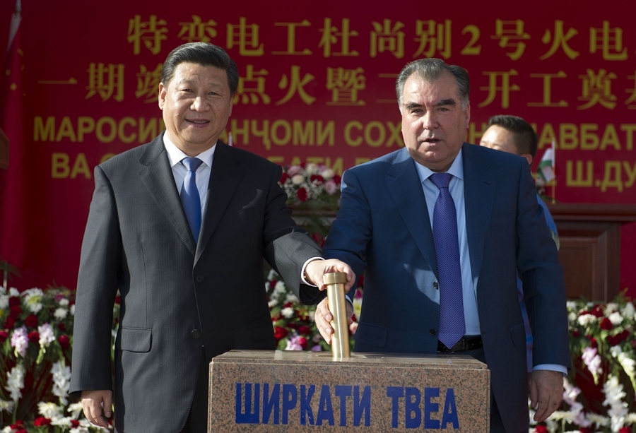 2014年9月13日，國(guó)家主席習(xí)近平和塔吉克斯坦總統(tǒng)拉赫蒙在杜尚別共同出席中塔兩國(guó)重大合作項(xiàng)目——杜尚別2號(hào)熱電廠一期工程竣工儀式、二期工程開(kāi)工儀式。這是習(xí)近平和拉赫蒙一同將裝有兩國(guó)元首簽名二期工程奠基紀(jì)念頁(yè)的金色金屬管放入水泥墩中。新華社記者 黃敬文 攝