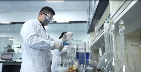 中國科學(xué)院贛江創(chuàng)新研究院科研人員在做實(shí)驗(yàn)。