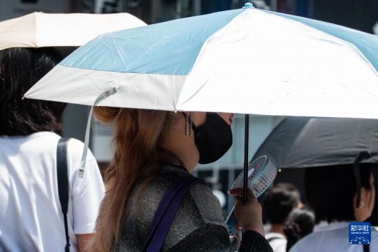 7月4日，人們在日本東京原宿的街道上等待紅綠燈。新華社記者 張笑宇 攝