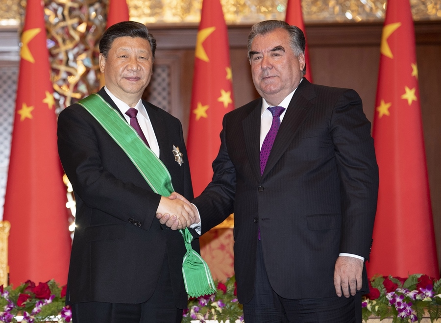 2019年6月15日，國(guó)家主席習(xí)近平在杜尚別出席儀式，接受塔吉克斯坦總統(tǒng)拉赫蒙授予“王冠勛章”。新華社記者 沙達(dá)提 攝